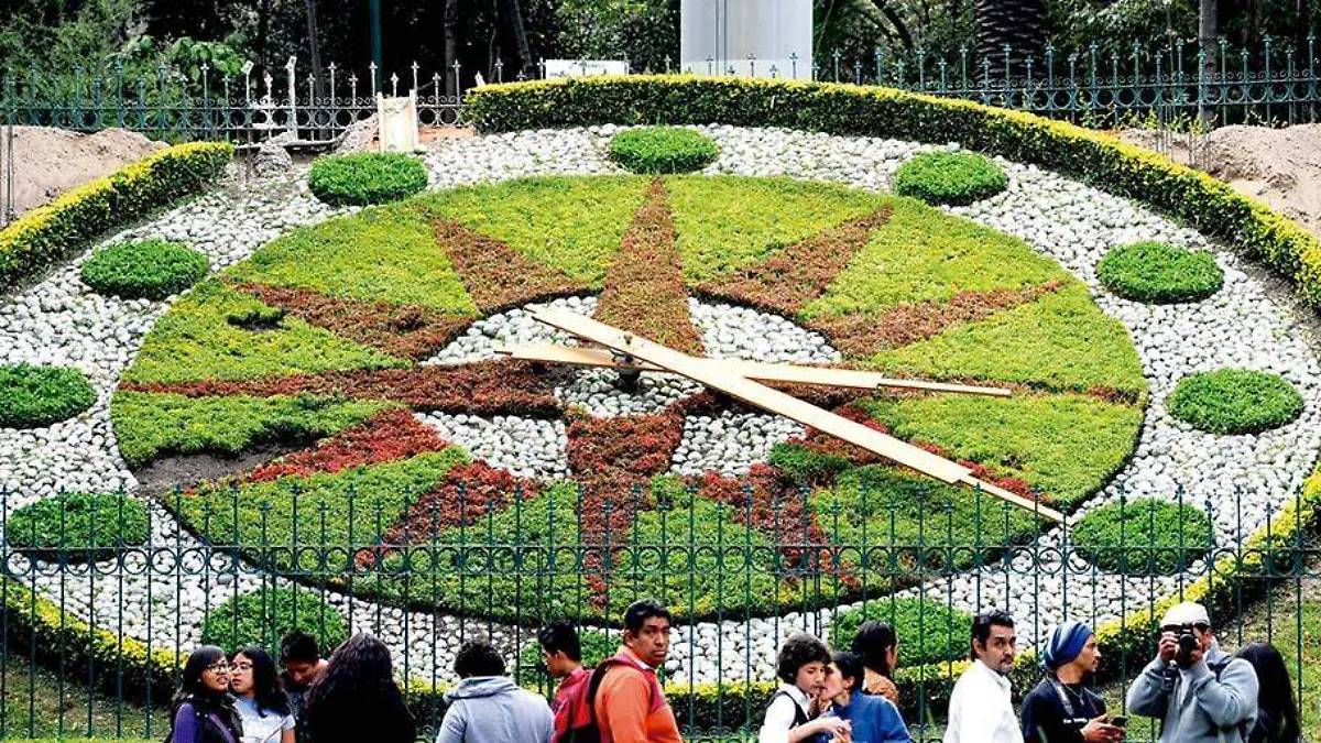 Reloj en un parque con personas